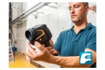 دوربین حرارتی تستو testo 883-1 در دست تکنسین