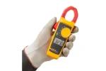 کلمپ آمپرمتر True-Rms فلوک Fluke 323 در دست تکنسین