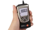 فشار سنج مطلق جیبی تستو TESTO 511 در دست مهندس