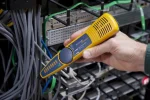 فلوک MT-8200-60-KIT در دست تکنسین