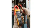 کاربر در حال کار با کلمپ متر فلوک Fluke 902 FC